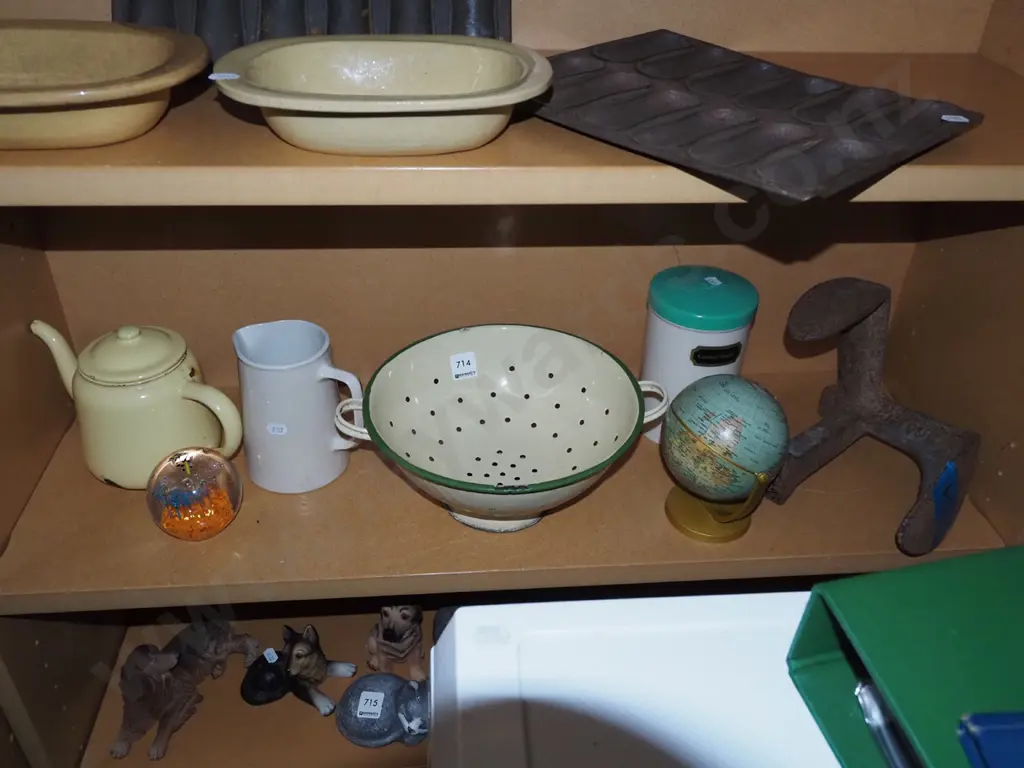 shelf; jugs, colanders, shoe form etc Image 1++