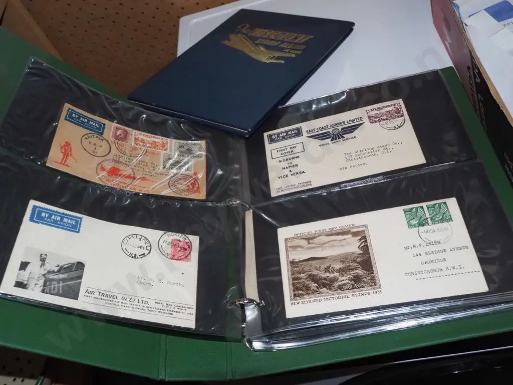 2x stamp albums, loose stamps Image 1++