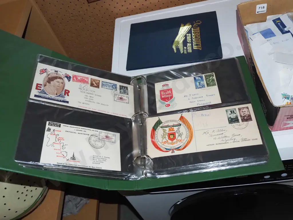 2x stamp albums, loose stamps Image 1++