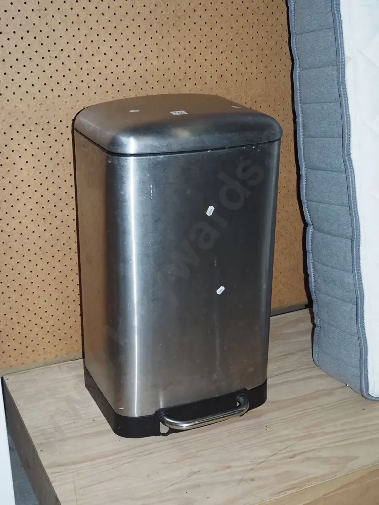 large flip top rubbish bin Image 1++