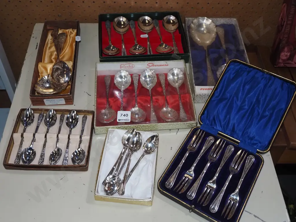assorted plated cutlery Image 1++