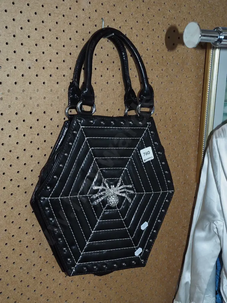 spider themed hand bag Image 1++