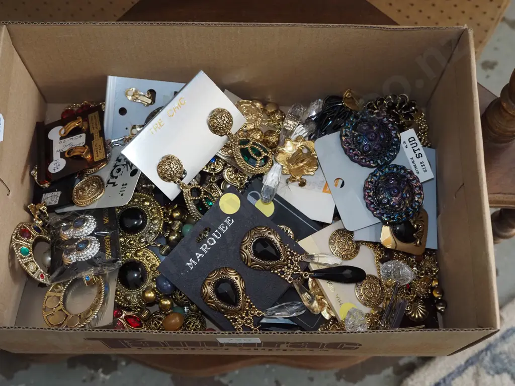 box; costume clip on earrings etc Image 1++