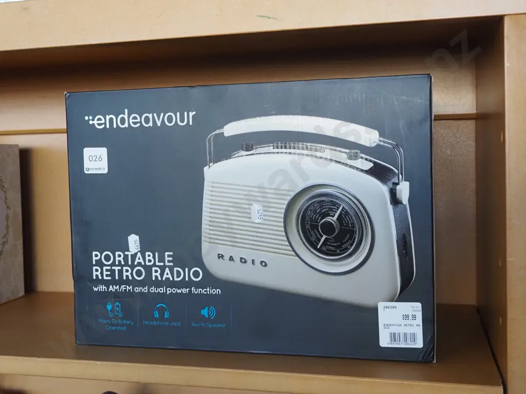 boxed as new Endeavour portable reproduction retro radio Image 1++