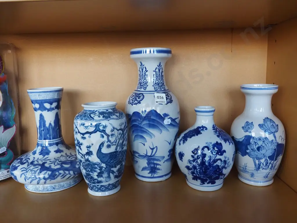 assorted Asian blue and white vases H305 Image 1++