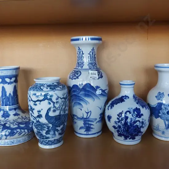 assorted Asian blue and white vases H305