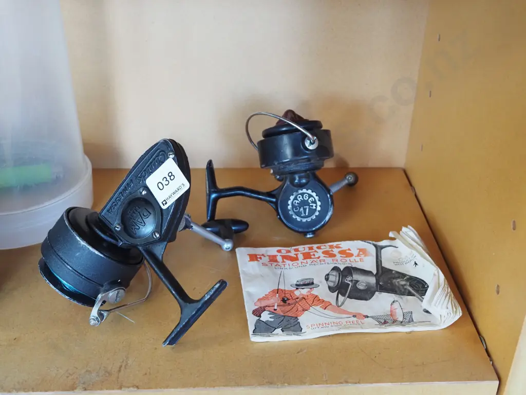 pair of vintage spinning reels Image 1++