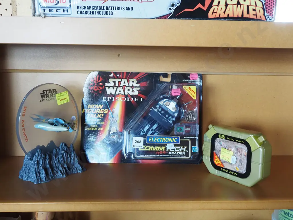 shelf; Star Wars body wash, content reader etc Image 1++