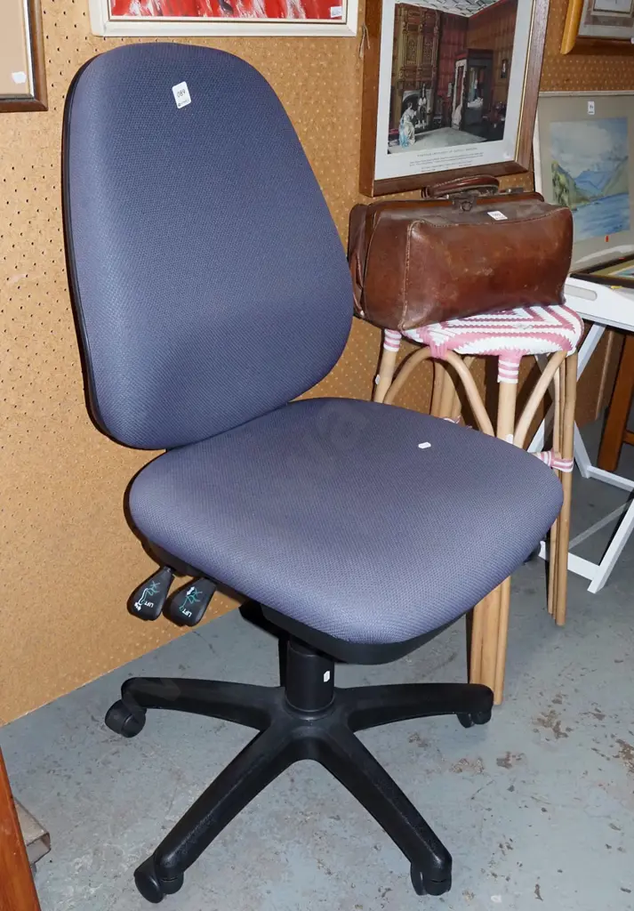 grey office chair Image 1++