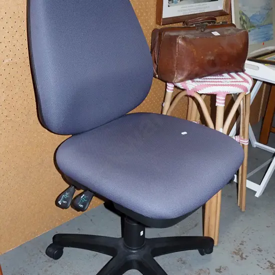 grey office chair