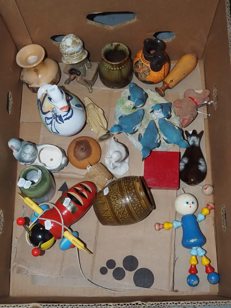 box; figurines, buzzy bee, vases etc Image 1++