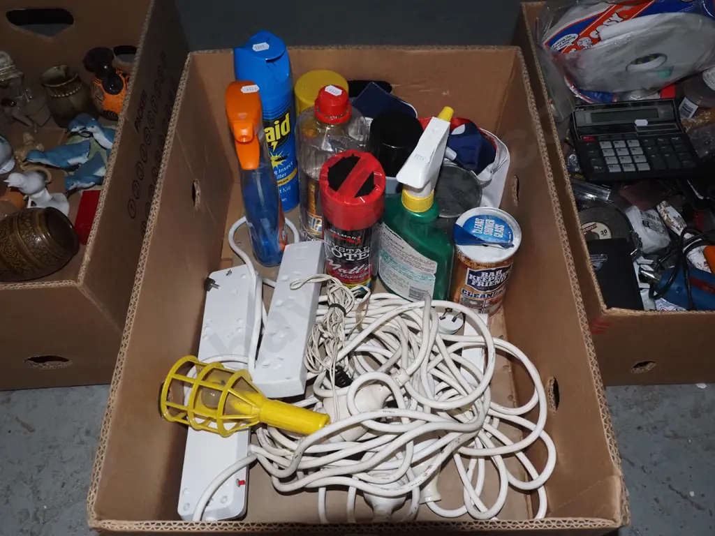 box; cleaning products, extension cords etc Image 1++