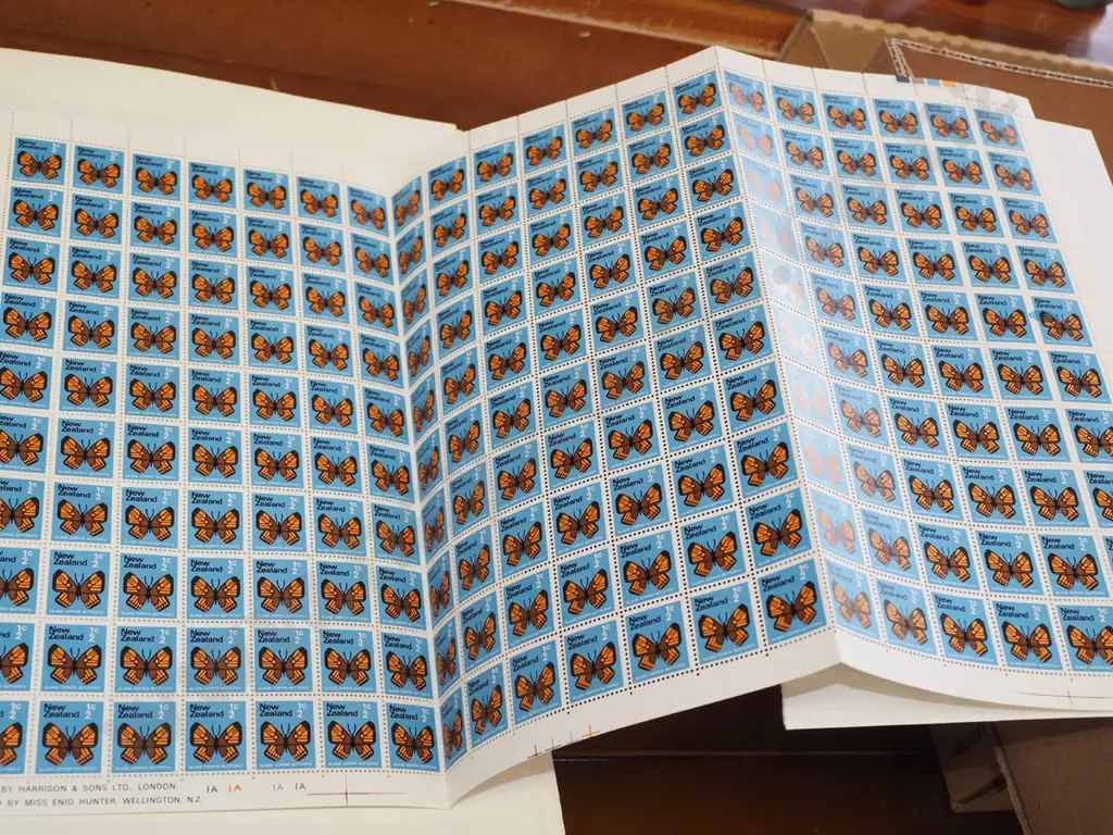 3x stamp albums Image 1++