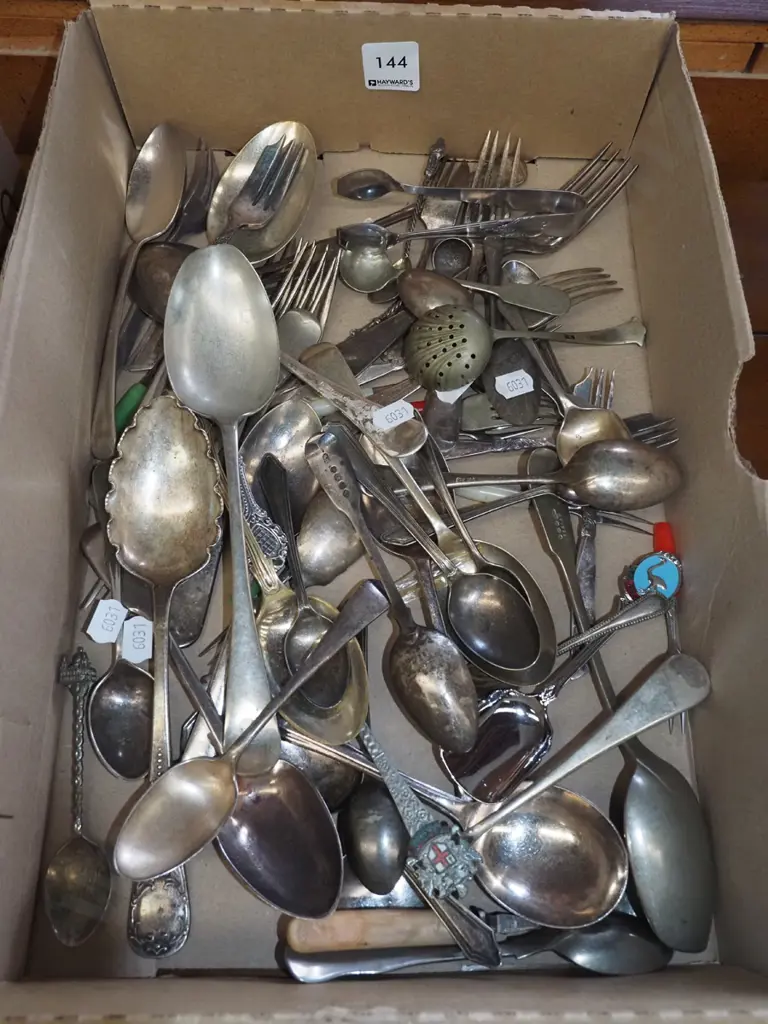 box of cutlery Image 1++
