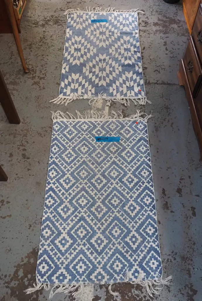 pair of blue and white woven floor mats L940 W560 - red dots Image 1++