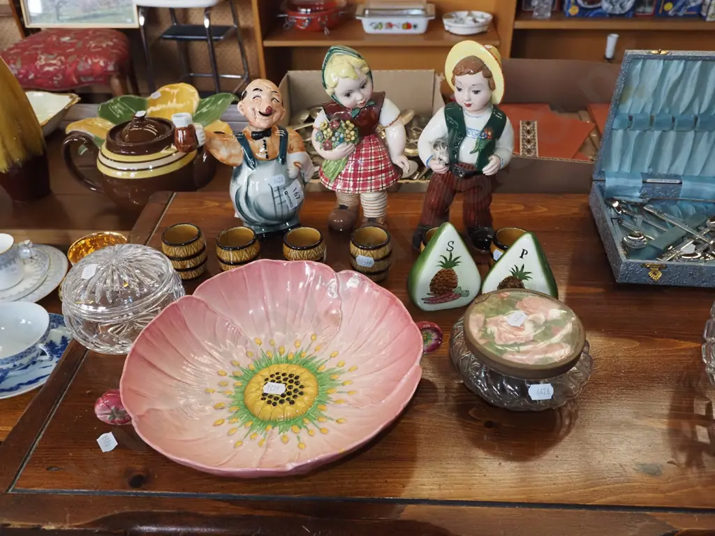 figurine, small figural decanter, leaf bowl etc Image 1++