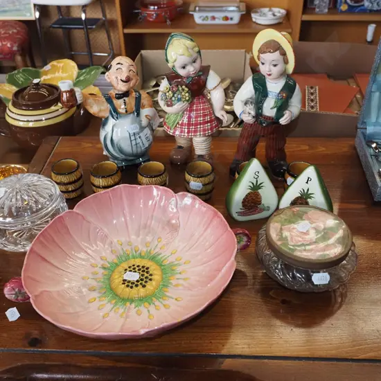 figurine, small figural decanter, leaf bowl etc