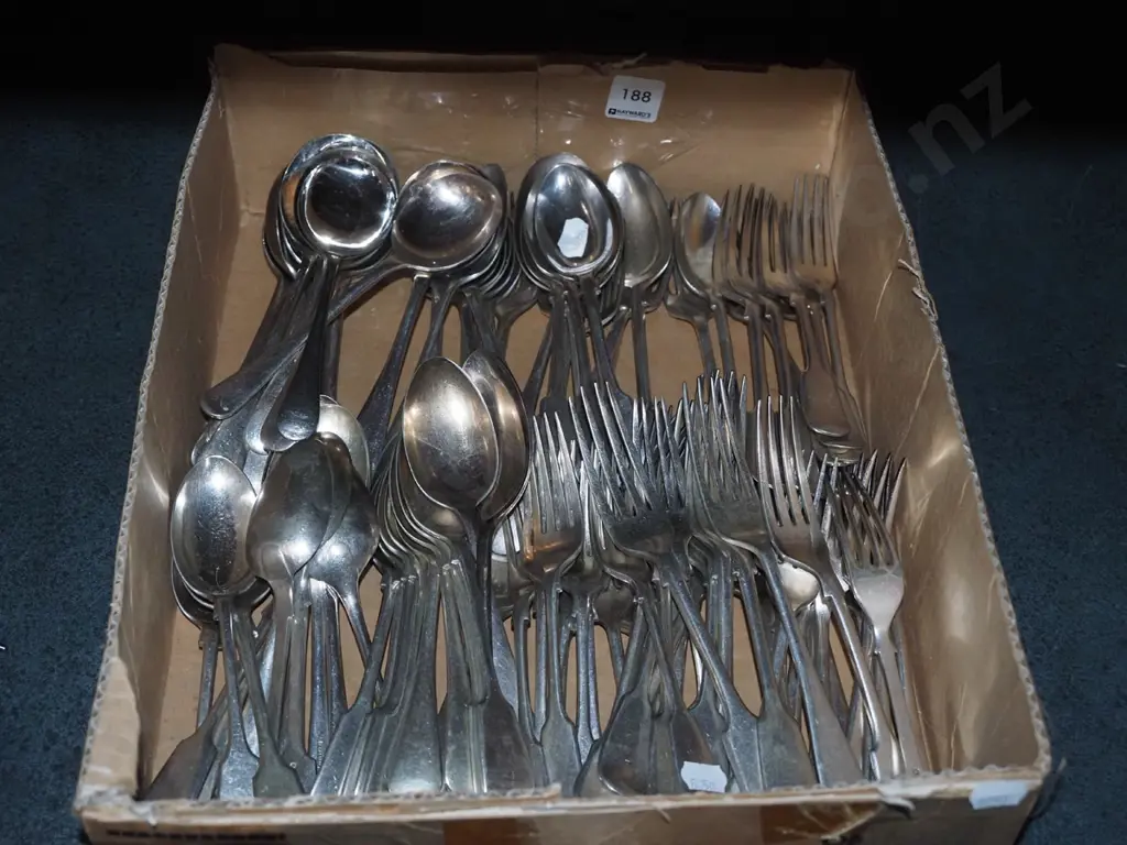 box of cutlery Image 1++
