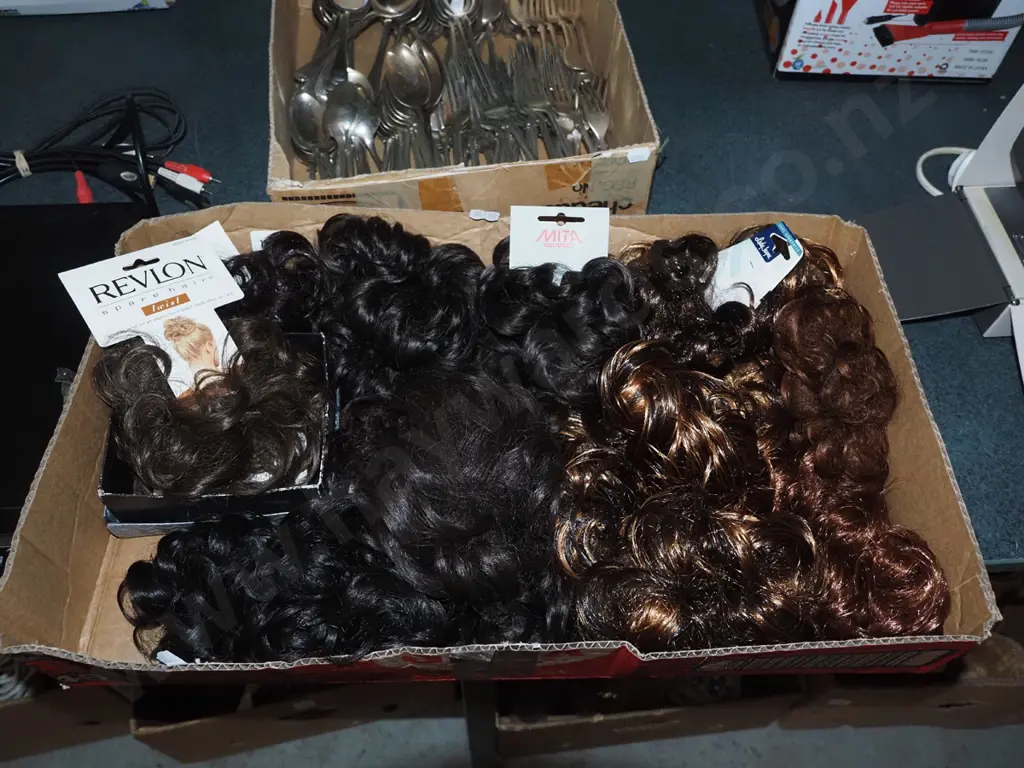 box of hair pieces Image 1++