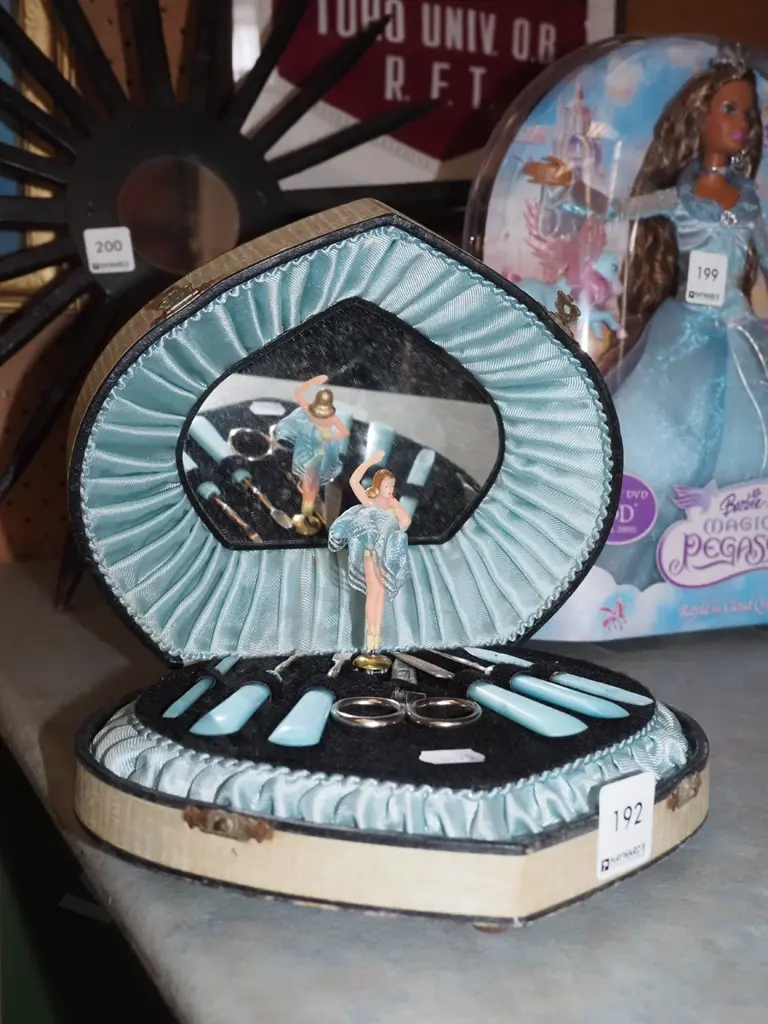 retro wind up ballerina manicure set Image 1++