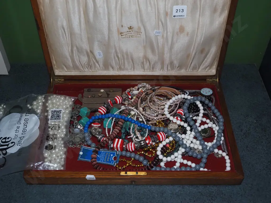 box; costume jewellery Image 1++