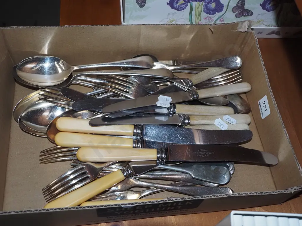 box of cutlery Image 1++