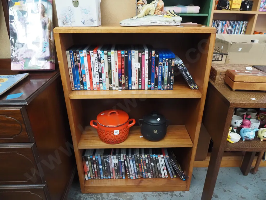 solid rimu bookcase H940 W650 D190 Image 1++