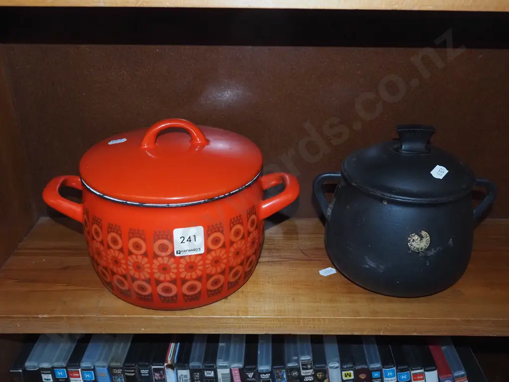 enamel casserole, cast iron lidded pot Image 1++