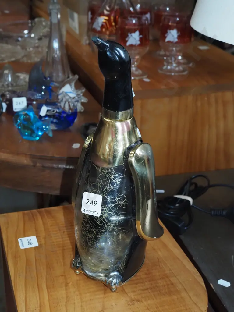 penguin decanter H310 Image 1++