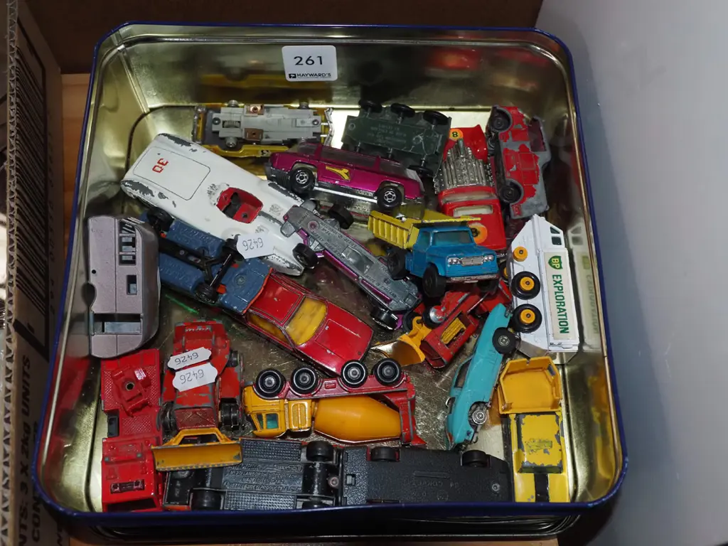 tin of model vehicles Image 1++