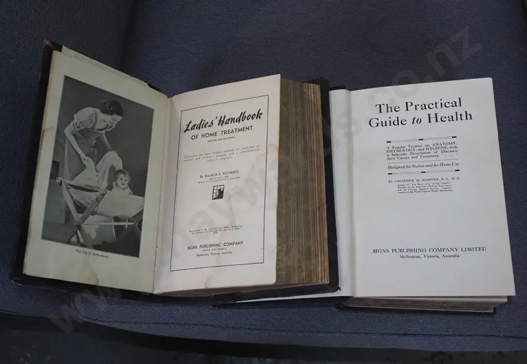 2x vintage books Image 1++
