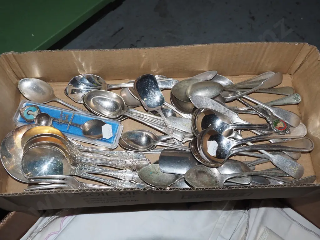box of cutlery Image 1++