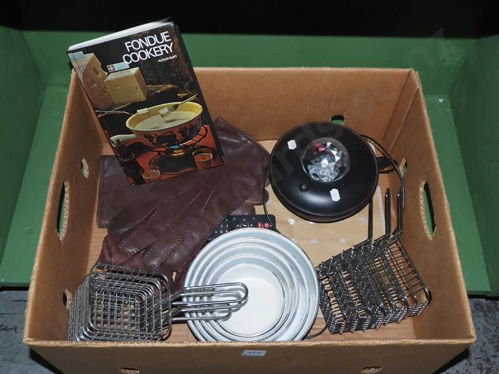 box; fondue cooking book, disco light, bowls etc Image 1++