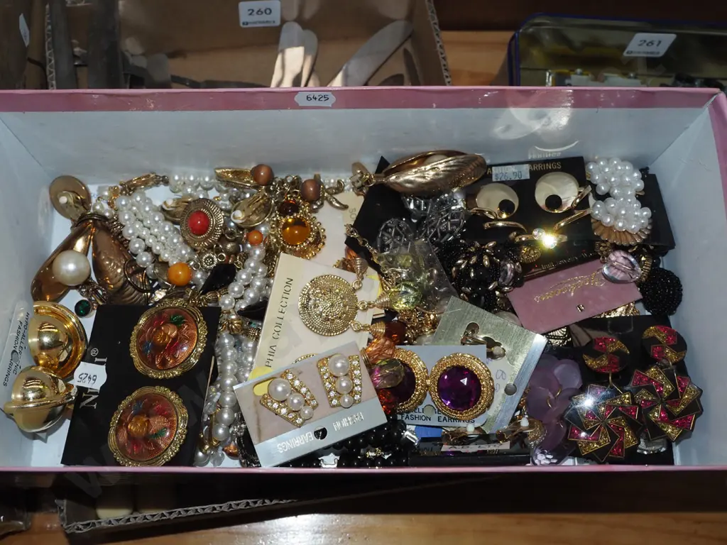 box of costume jewellery Image 1++