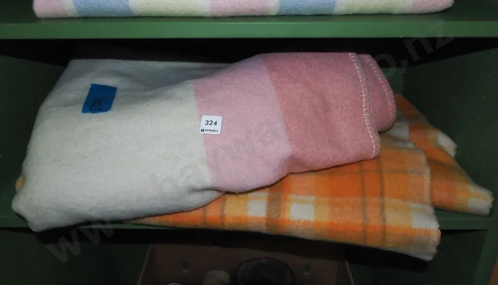 2x woollen blankets - some wear Image 1++