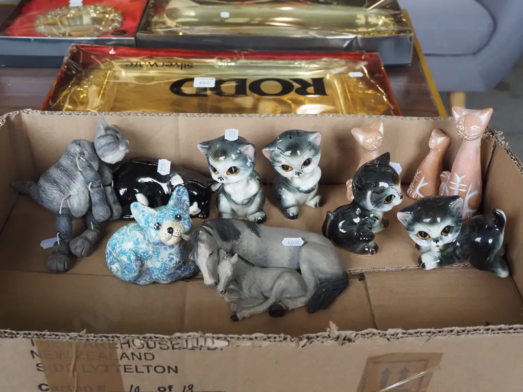 box; animal figurines Image 1++