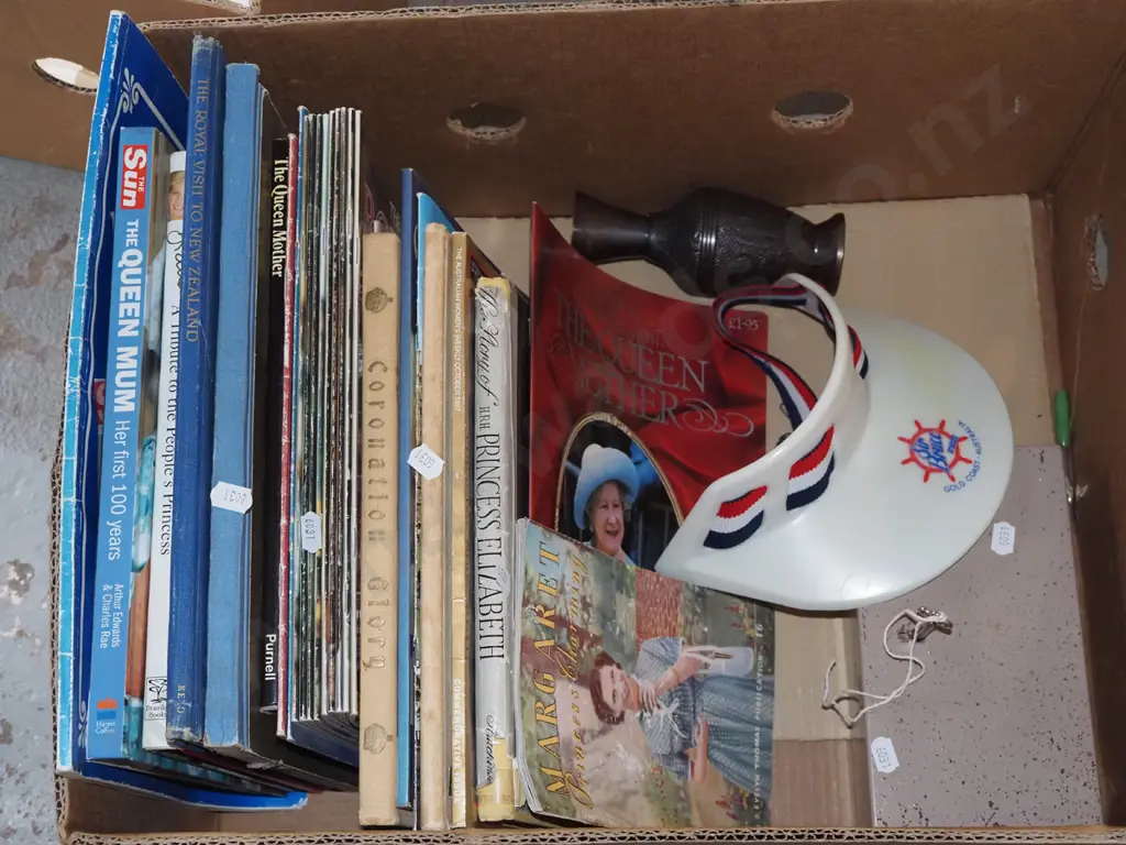 box; royal books, cash box, vase etc Image 1++