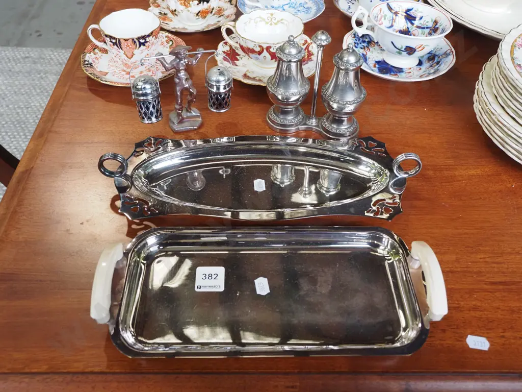 2x plated sandwich trays, 2x salt and peppers Image 1++