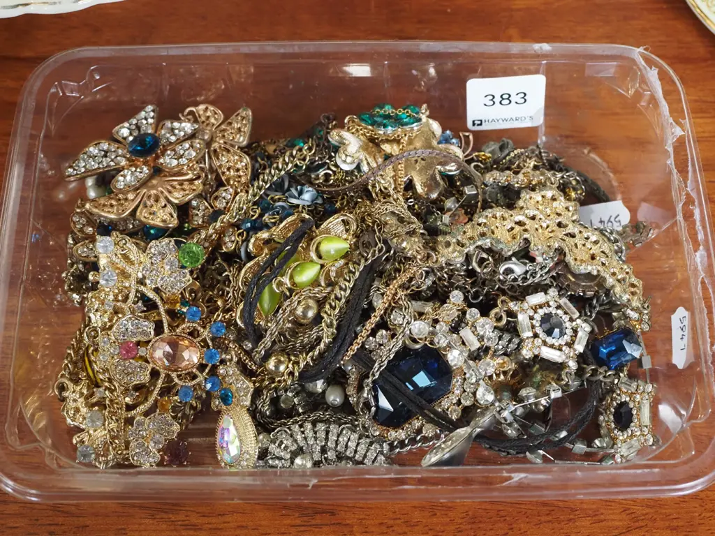 tray of costume jewellery Image 1++