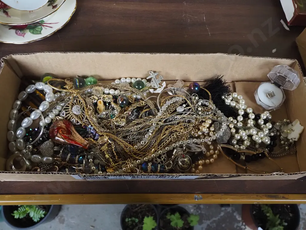 tray of costume jewellery Image 1++