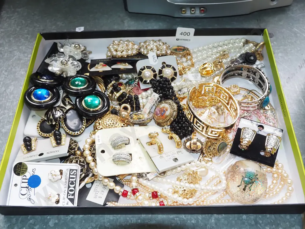 tray of costume jewellery Image 1++