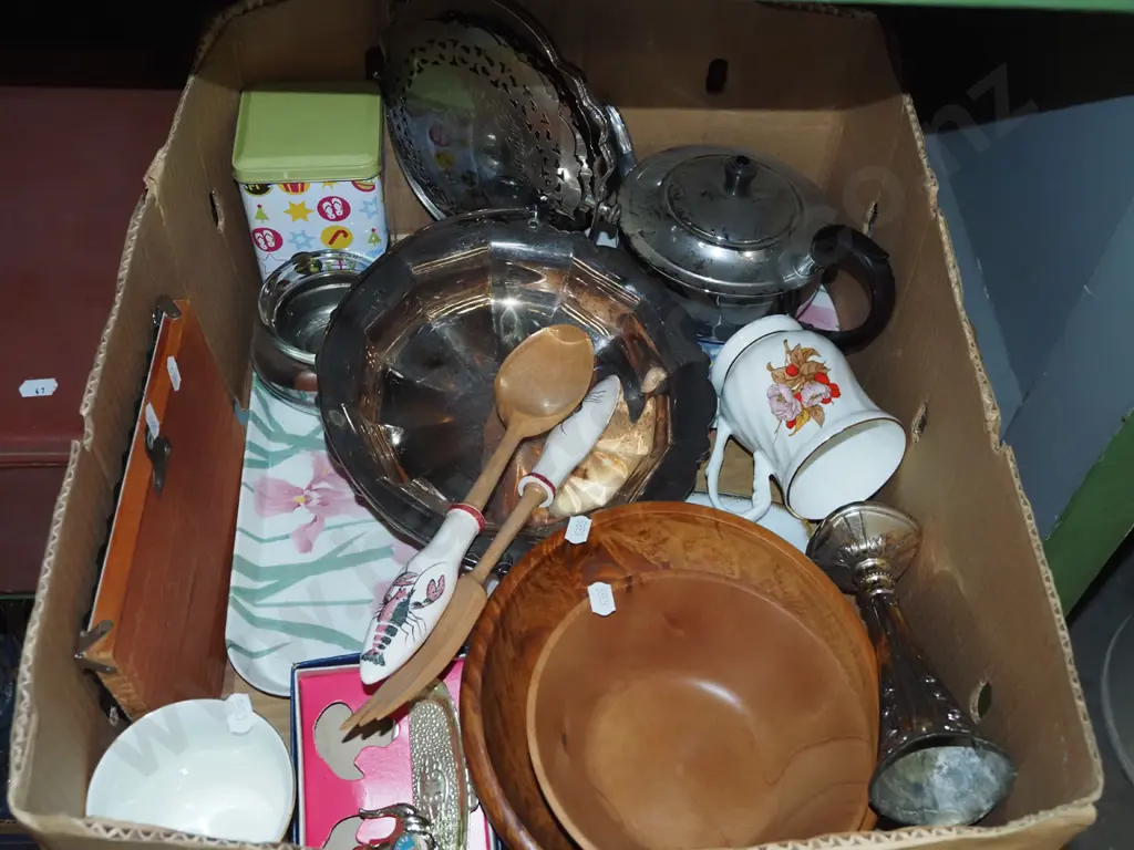 box; wooden bowls, salad servers etc Image 1++