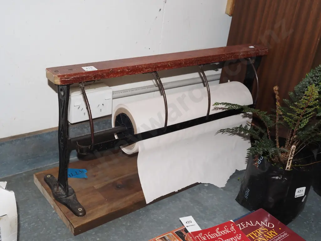 paper roll dispenser and roll of paper Image 1++