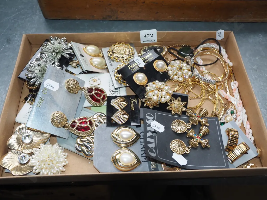 tray of costume jewellery Image 1++