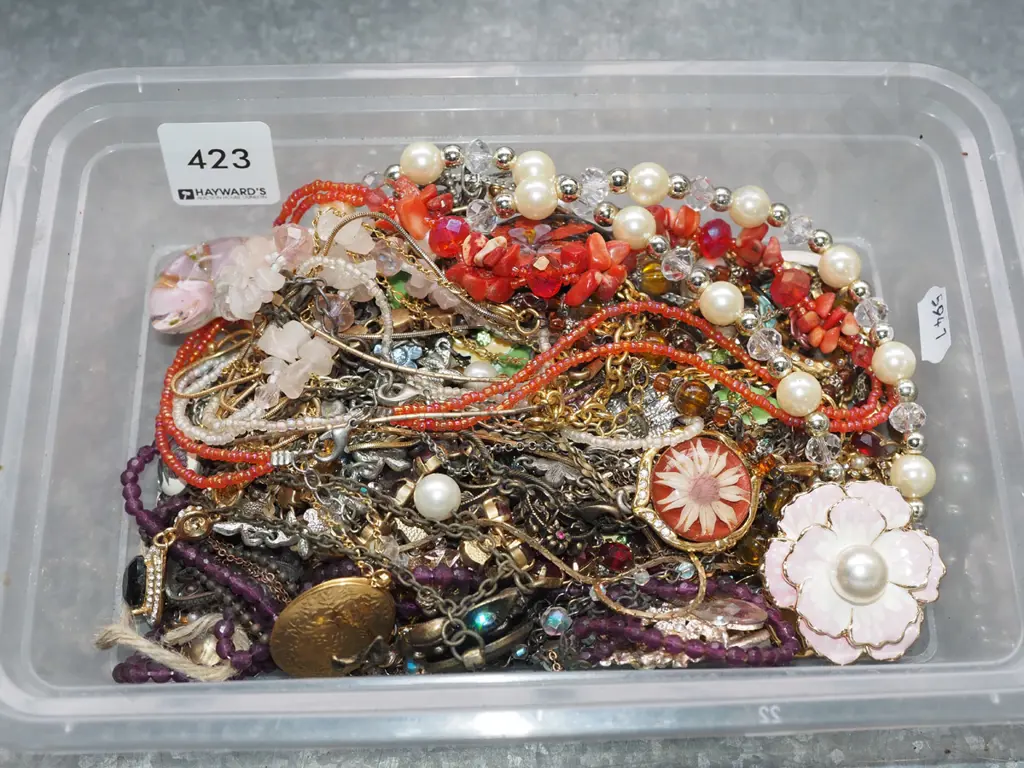 tray of costume jewellery Image 1++