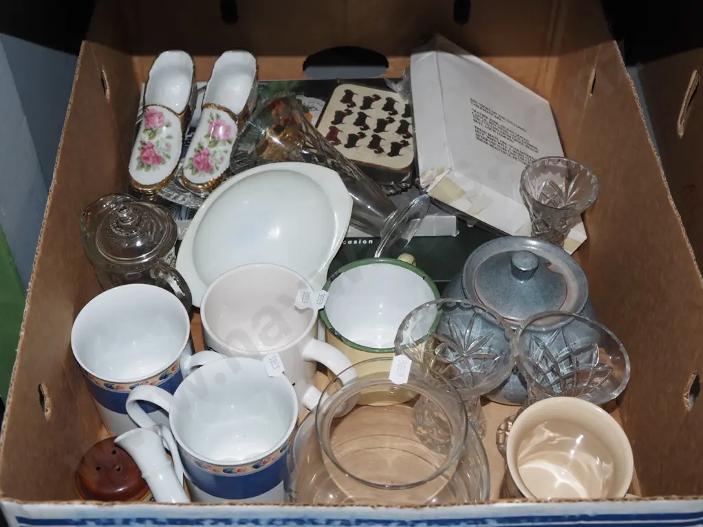 box; coffee cups, vases etc Image 1++