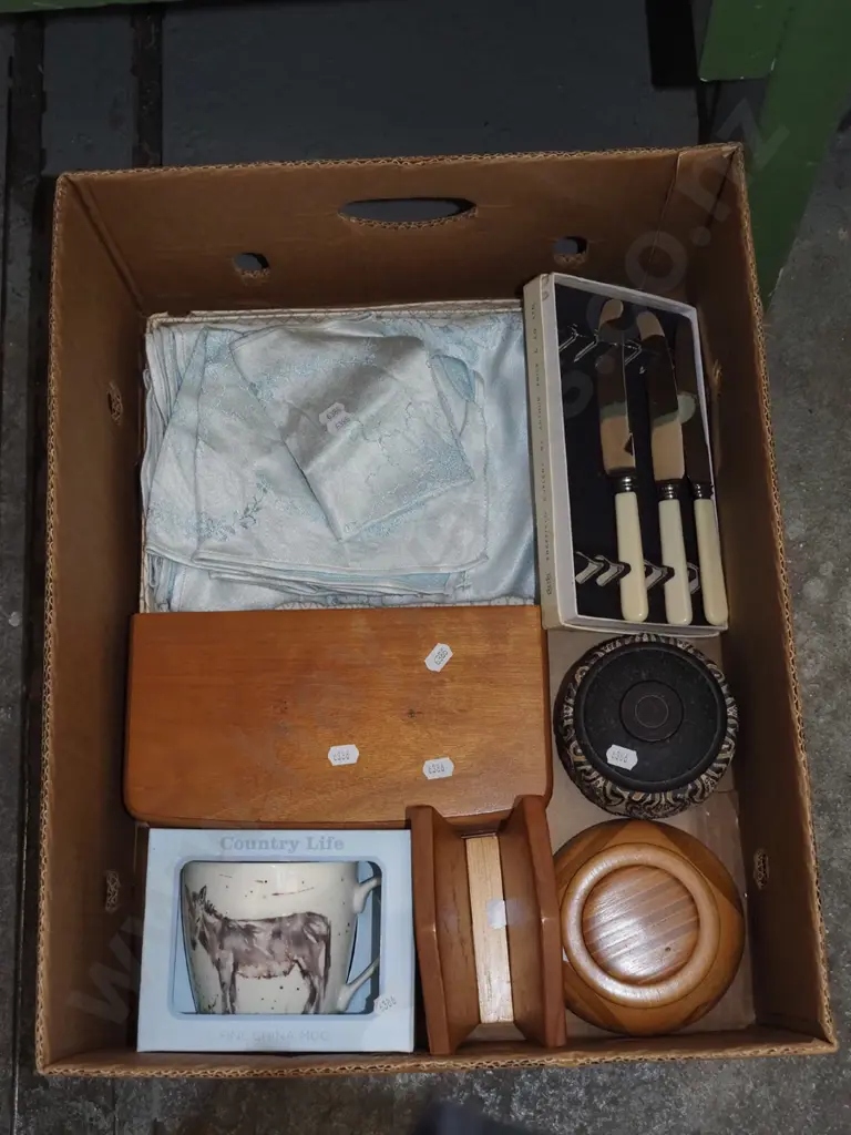 box; as new coffee cup, knives, linen etc Image 1++