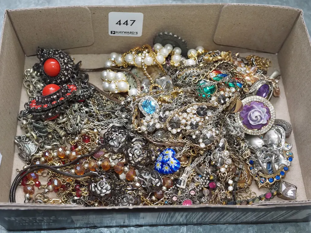 box of costume jewellery Image 1++