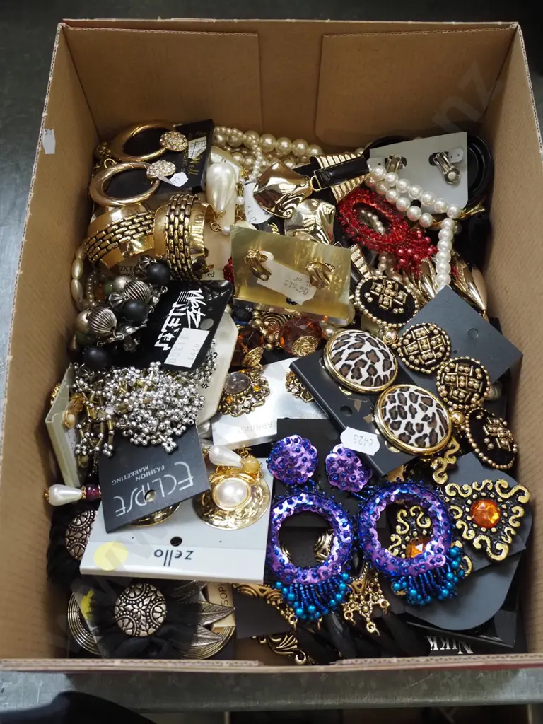 box of costume jewellery Image 1++