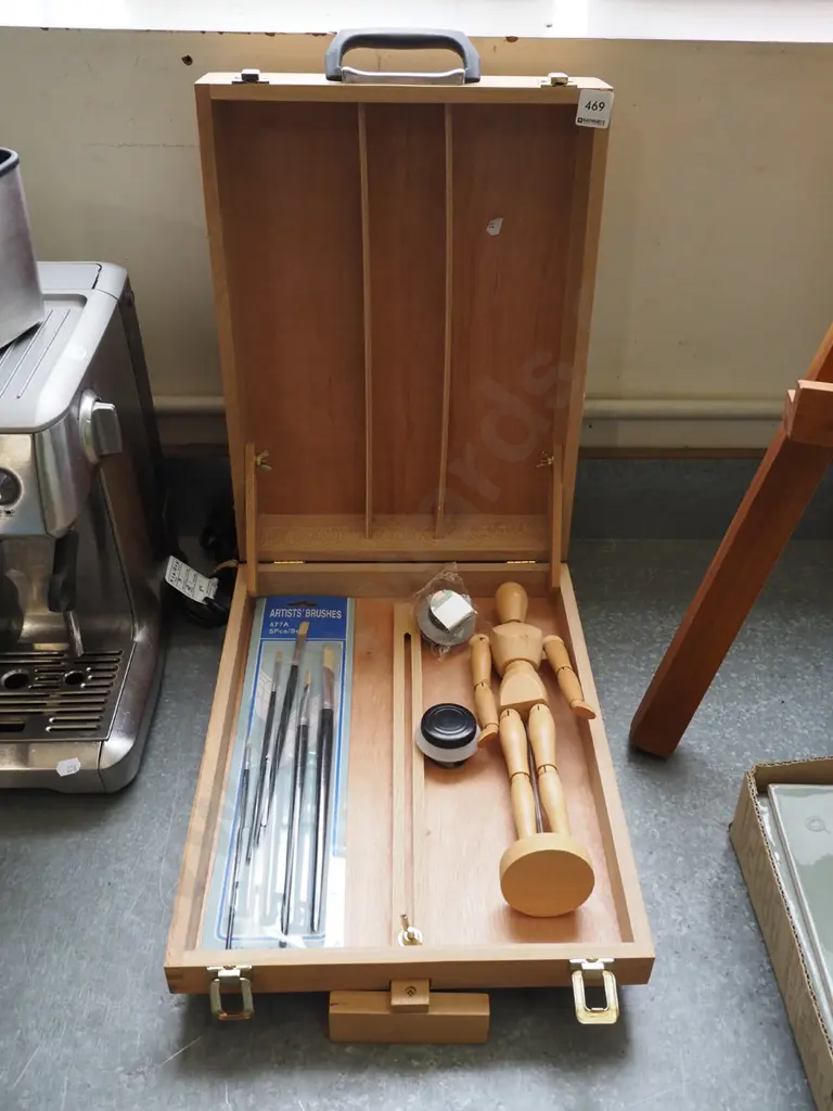 artist's box/easel with articulated doll and brushes Image 1++